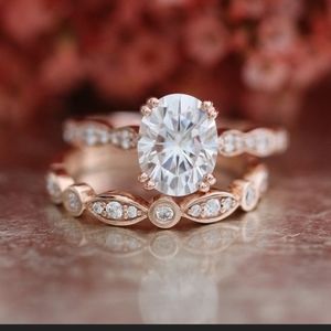 14k gold wedding band set sz 7, 2.0k oval moissanite stone, 0.45 diamond accent